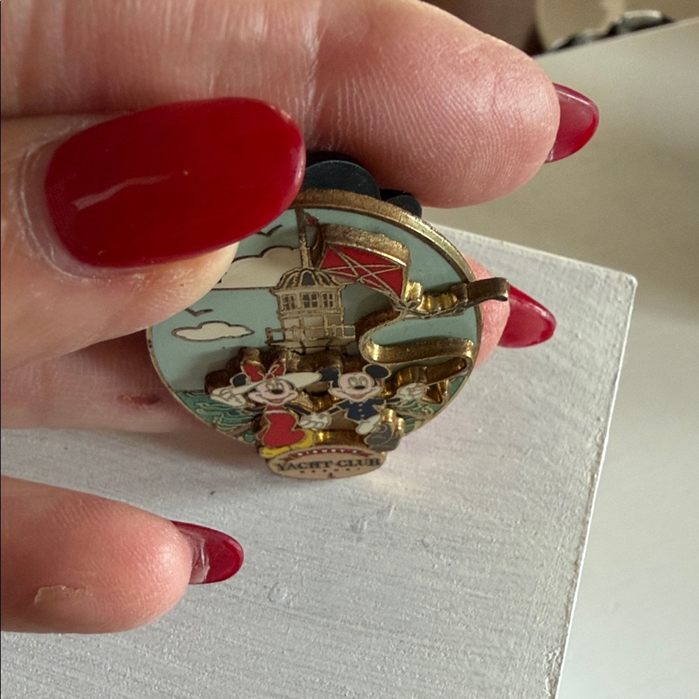 Disney Vintage 2007 Yacht Club Resort Trading Pin - Picture 2 of 4